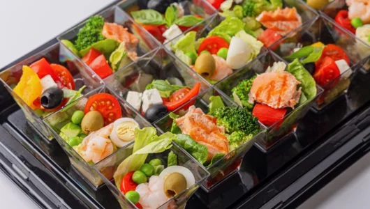 Ассорти салатов (С креветкой и горошком, Греческий, С лососем) в фуршетных стаканчиках, 15 шт