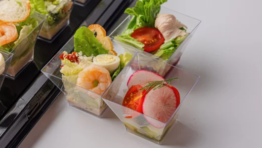 Ассорти салатов (Овощной, С индейкой, Цезарь с креветкой) в фуршетных стаканчиках, 15 шт