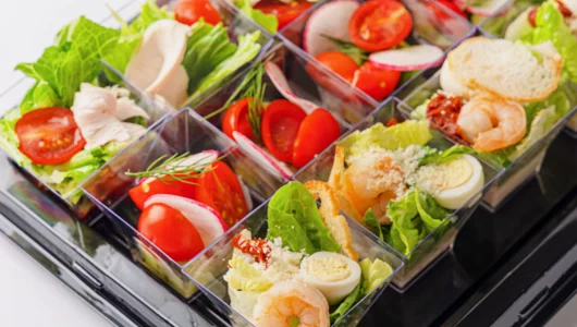 Ассорти салатов (Овощной, С индейкой, Цезарь с креветкой) в фуршетных стаканчиках, 15 шт