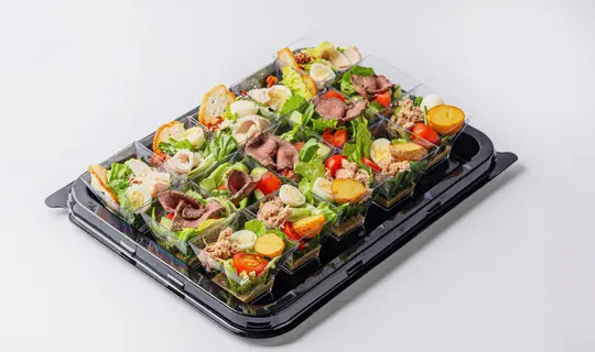 Ассорти салатов (Нисуаз, с Ростбифом, Цезарь с индейкой) в фуршетных стаканчиках, 15 шт