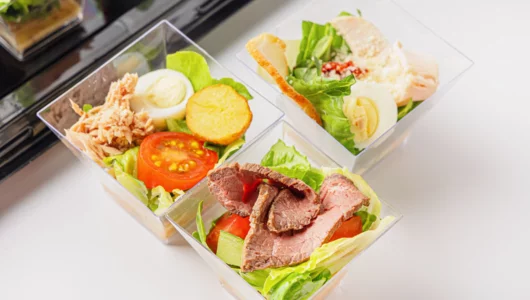 Ассорти салатов (Нисуаз, с Ростбифом, Цезарь с индейкой) в фуршетных стаканчиках, 15 шт