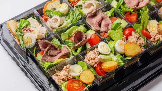 Ассорти салатов (Нисуаз, с Ростбифом, Цезарь с индейкой) в фуршетных стаканчиках, 15 шт