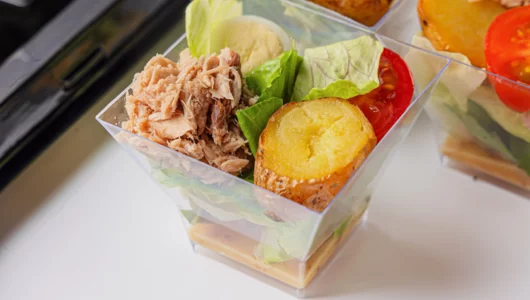 Ассорти салатов (Нисуаз, с Ростбифом, Цезарь с индейкой) в фуршетных стаканчиках, 15 шт