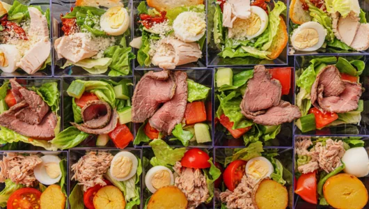 Ассорти салатов (Нисуаз, с Ростбифом, Цезарь с индейкой) в фуршетных стаканчиках, 15 шт