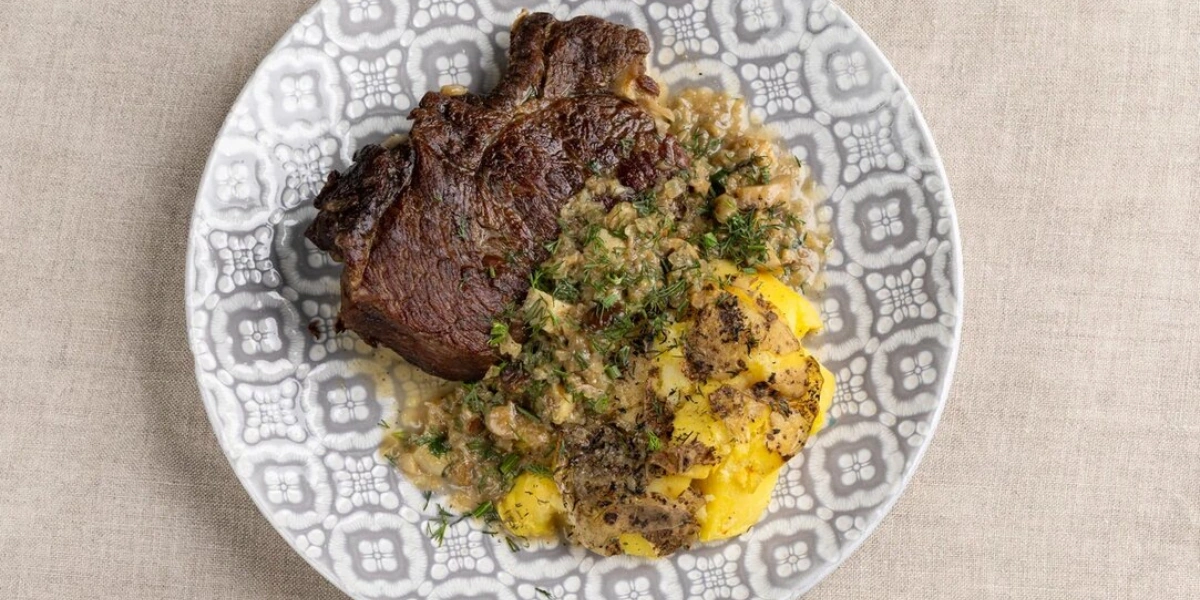 Знаменитый «Шматок мяса» — полкило томлёной телятины с&nbsp;картофелем и&nbsp;грибами