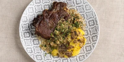 Знаменитый «Шматок мяса» — полкило томлёной телятины с картофелем и грибами