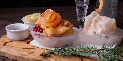 Специалитеты ресторана — строганина и дичь 