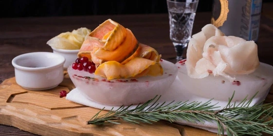 Специалитеты ресторана — строганина и&nbsp;дичь 