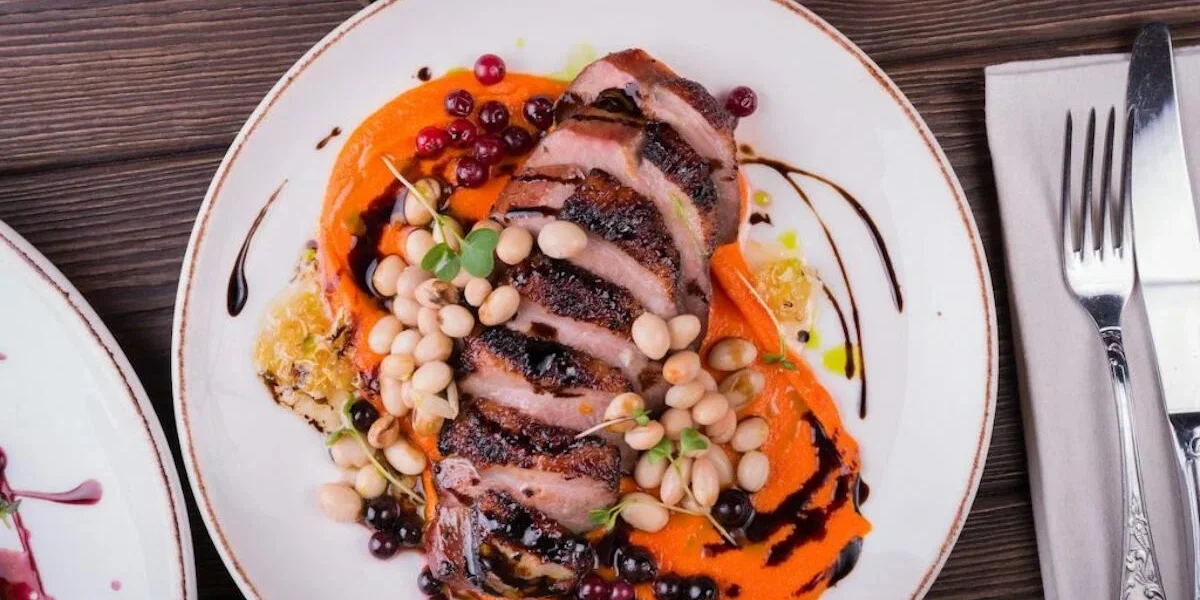 Специалитеты ресторана — строганина и дичь 