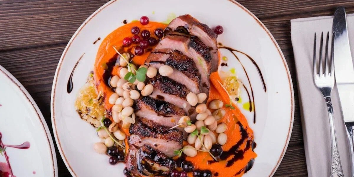 Специалитеты ресторана — строганина и&nbsp;дичь 