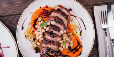 Специалитеты ресторана — строганина и дичь 