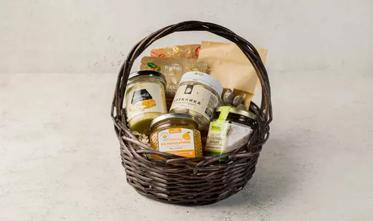 Набор «Витаминно-десертный» с шоколадом в корзине