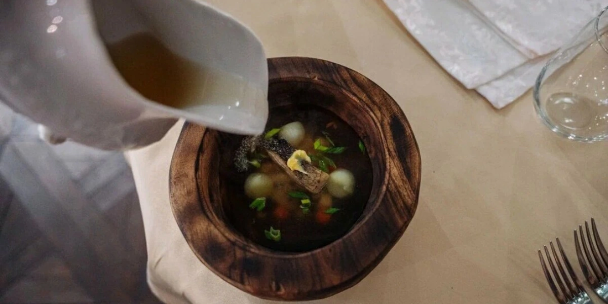 Сибирская уха из&nbsp;трёх видов рыб из&nbsp;ресторана «Аврора». Фото: пресс-служба Ассоциации гостеприимства Республики Саха (Якутия)