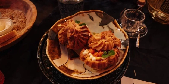 Заварные пирожные с&nbsp;голубикой и&nbsp;морошкой на&nbsp;взбитых деревенских сливках из&nbsp;ресторана Chukcha. Фото: пресс-служба Ассоциации гостеприимства Республики Саха (Якутия)