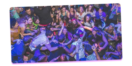 Фотографии с&nbsp;официального аккаунта Daybreaker в&nbsp;ознакомительных целях