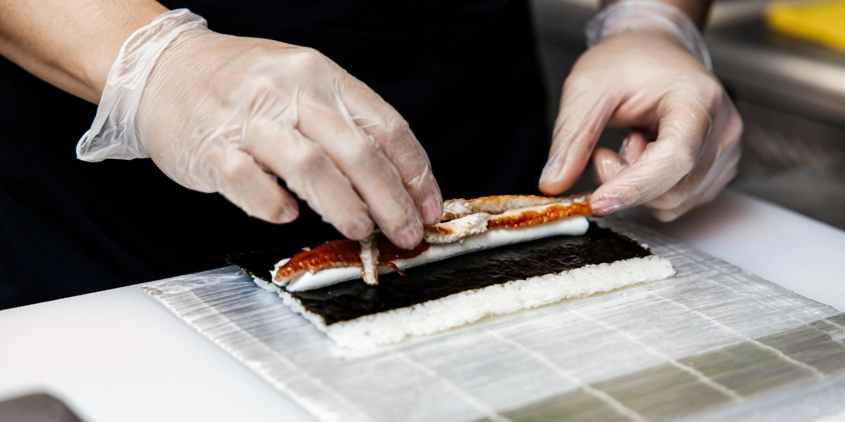 Мне снился сом: как готовят роллы на&nbsp;секретной кухне ВкусВилла