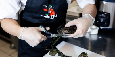 Мне снился сом: как готовят роллы на&nbsp;секретной кухне ВкусВилла