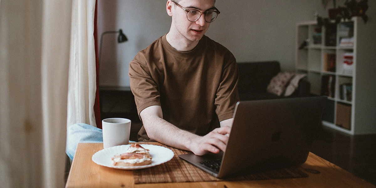 Что ест и пьёт студент, когда есть деньги и их нет