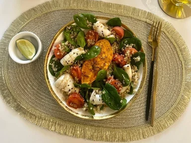 Салат «Нежный кальмар с киноа и овощами»