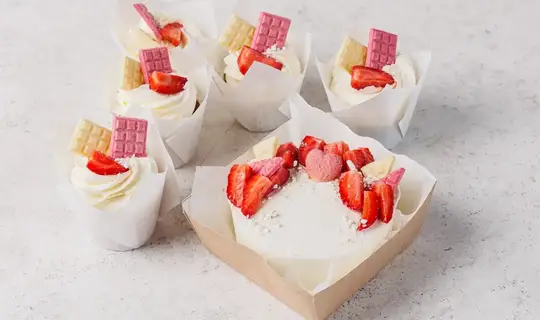 Набор Бенто-торт с капкейками «Клубничное настроение»