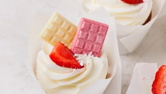 Набор Бенто-торт с капкейками «Клубничное настроение»