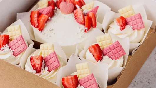 Набор Бенто-торт с капкейками «Клубничное настроение»