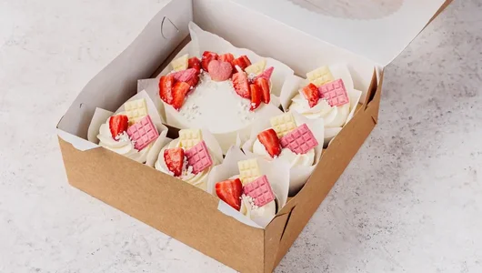 Набор Бенто-торт с капкейками «Клубничное настроение»