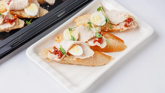 Брускетта цезарь с индейкой, 10 шт