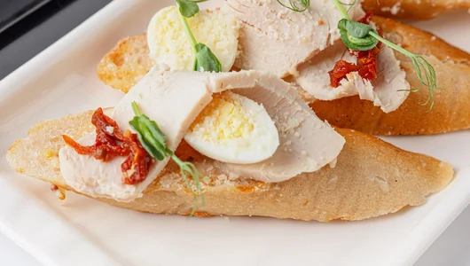 Брускетта цезарь с индейкой, 10 шт