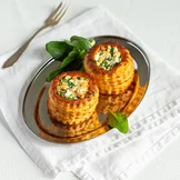 Тарталетки, запечённые с фетой, шпинатом и сёмгой