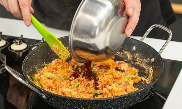 Жареный рис с овощами и яйцом, шаг 6/8