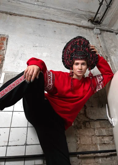 Русский фольклор в моде: как лапти, понёвы и кокошники вошли в гардеробы 2025 года