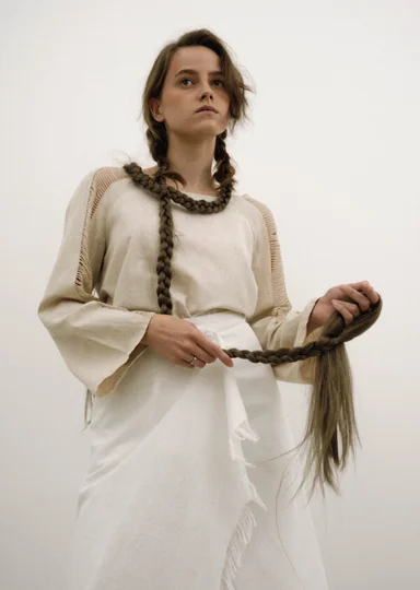 Русский фольклор в моде: как лапти, понёвы и кокошники вошли в гардеробы 2025 года