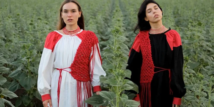 Русский фольклор в моде: как лапти, понёвы и кокошники вошли в гардеробы 2025 года