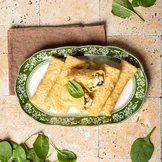 Блины с варёным яйцом, шпинатом и сыром