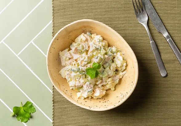 Салат с яйцом, курицей и сельдереем