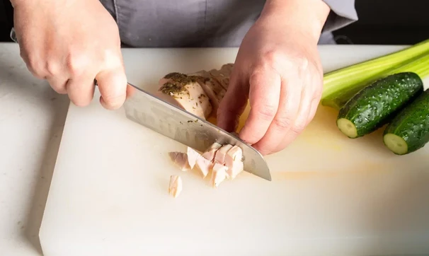 Салат с яйцом, курицей и сельдереем, шаг 2/4