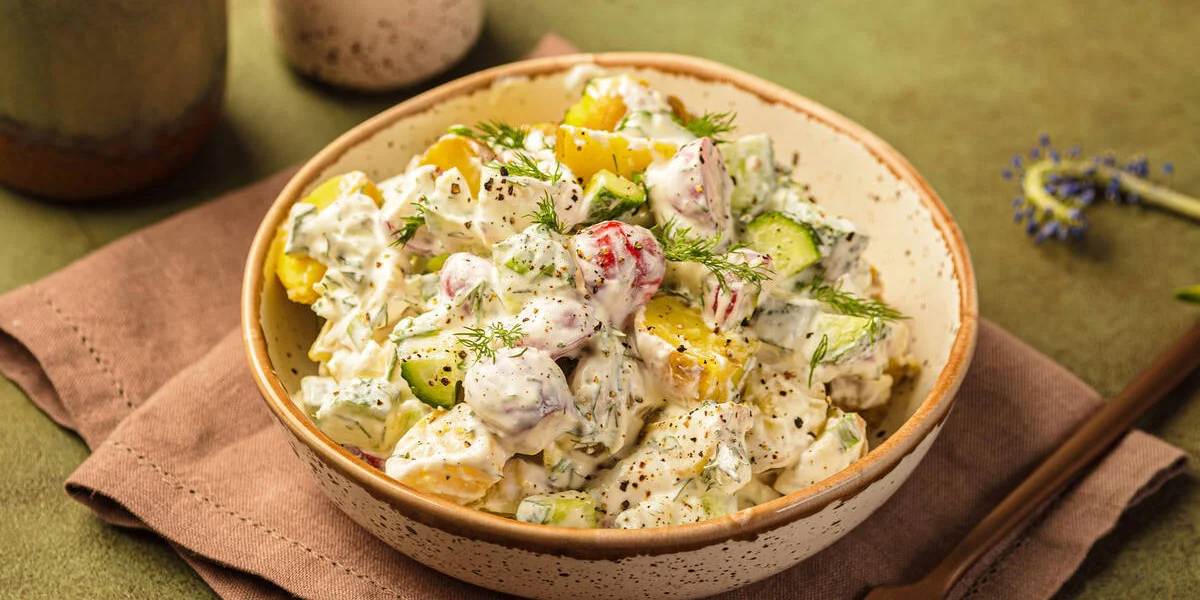 Простые и быстрые: рецепты дачных салатов с сочными овощами и зеленью