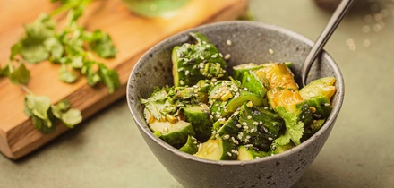 Простые и быстрые: рецепты дачных салатов с сочными овощами и зеленью