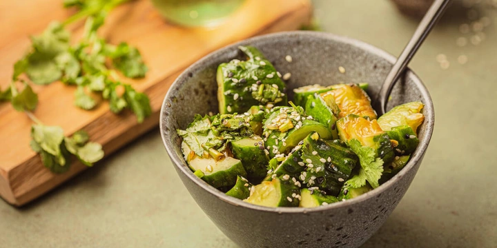 Простые и быстрые: рецепты дачных салатов с сочными овощами и зеленью