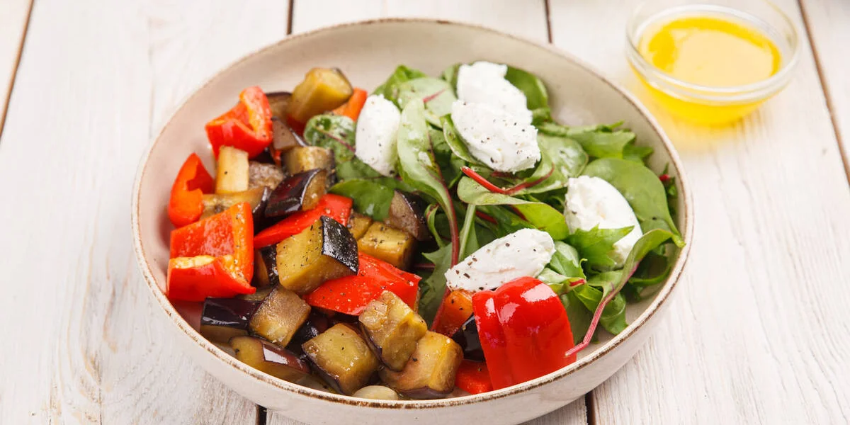 Простые и быстрые: рецепты дачных салатов с сочными овощами и зеленью