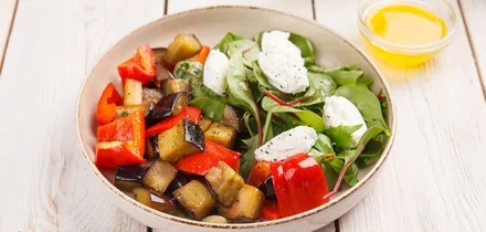 Простые и быстрые: рецепты дачных салатов с сочными овощами и зеленью