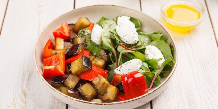 Простые и быстрые: рецепты дачных салатов с сочными овощами и зеленью