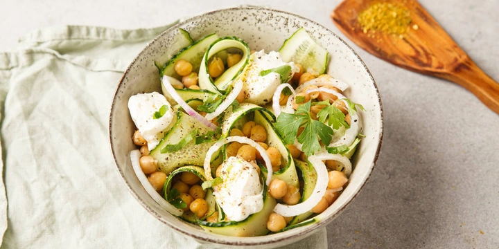 Простые и быстрые: рецепты дачных салатов с сочными овощами и зеленью