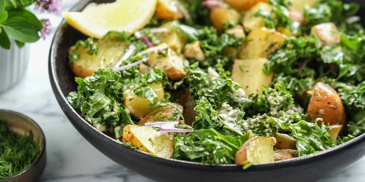 Простые и быстрые: рецепты дачных салатов с сочными овощами и зеленью