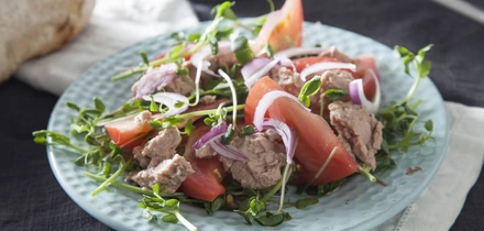 Простые и быстрые: рецепты дачных салатов с сочными овощами и зеленью