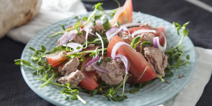 Простые и быстрые: рецепты дачных салатов с сочными овощами и зеленью