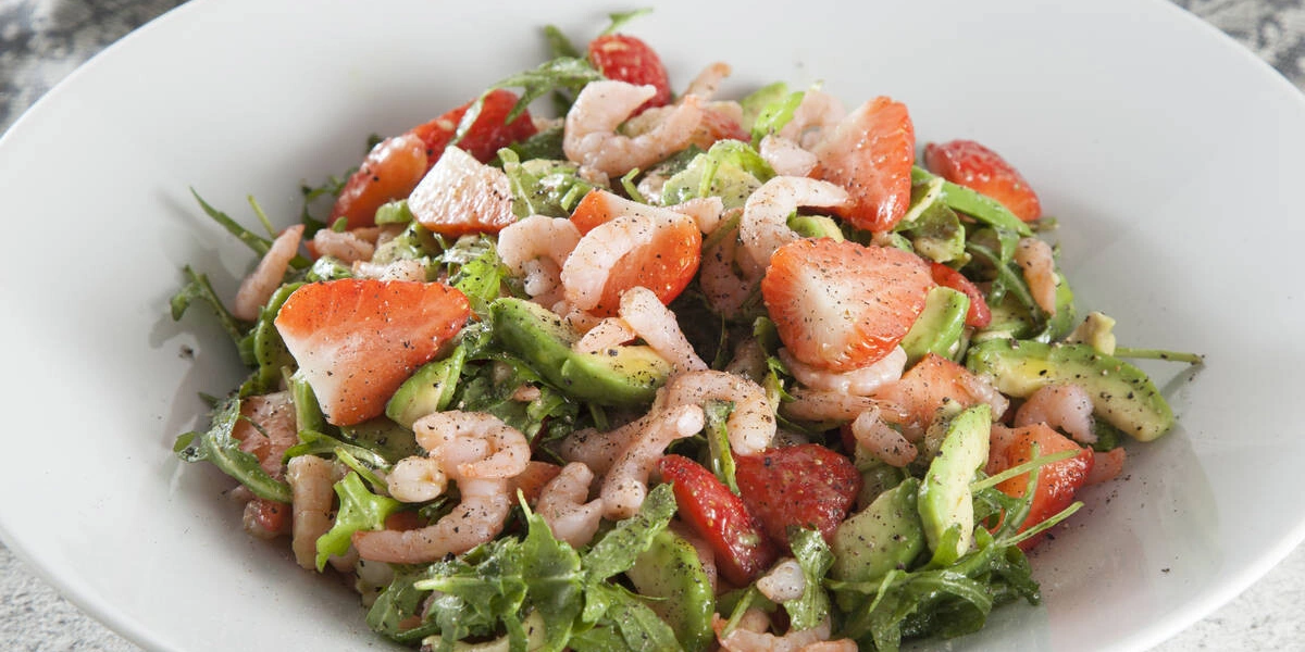 Простые и быстрые: рецепты дачных салатов с сочными овощами и зеленью