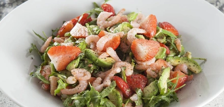 Простые и быстрые: рецепты дачных салатов с сочными овощами и зеленью