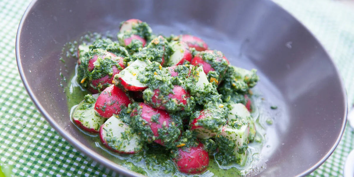 Простые и быстрые: рецепты дачных салатов с сочными овощами и зеленью